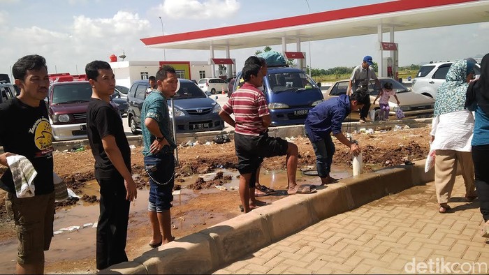 Pedagang Asongan Menjamur di Exit Tol Cipali