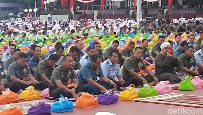 Duduk Dekat KSAU dan KSAL Saat Buka Puasa, Letjen Mulyono Jadi KSAD?