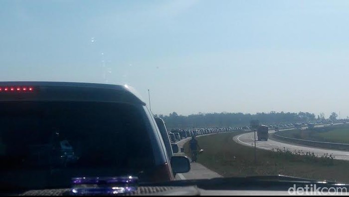 Antrean di Exit Tol Cipali Mengular 5 Km Pagi ini