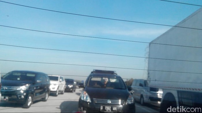 Arus Tol Cipali Macet di Pintu Tol Cikopo dan Jelang Keluar Palimanan