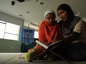 Azan Mengantarkan Pilar Herera dari Ekuador Jadi Muslimah
