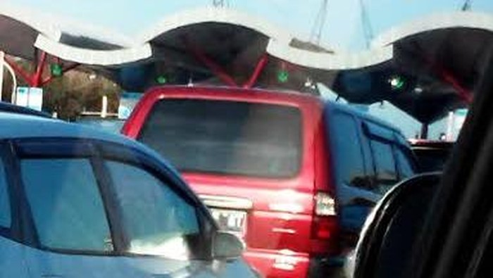 Kendaraan Mulai Merayap Masuk Gerbang Cikopo Sore ini
