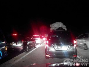 Arus Puncak Balik, Tol Cikopo Arah Jakarta Tersendat