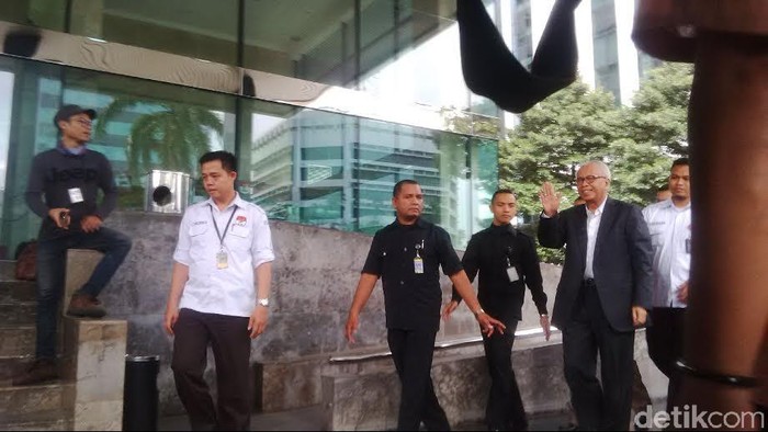 Lambaian Tangan OC Kaligis Saat Diangkut Penyidik KPK