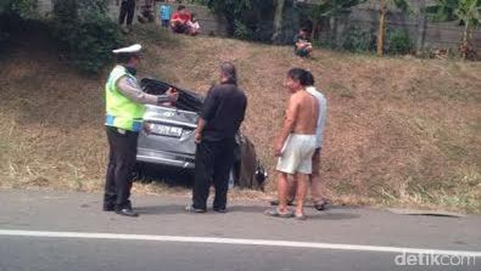 Avanza Silver Terguling di Jalanan Tol JORR yang Sepi