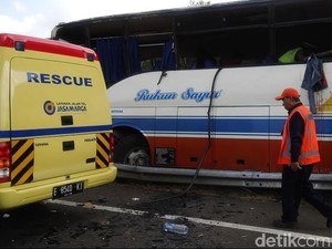 11 Korban Meninggal Kecelakaan Bus Rukun Sayur Dibawa ke RS Gunung Jati