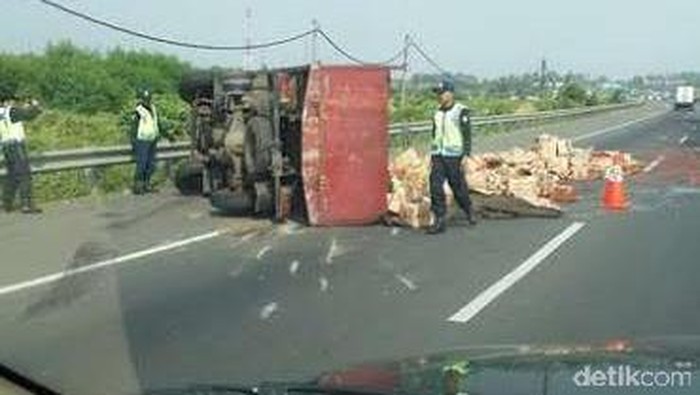 Truk Bermuatan Saos Terguling di KM 35 Tol Jakarta-Merak