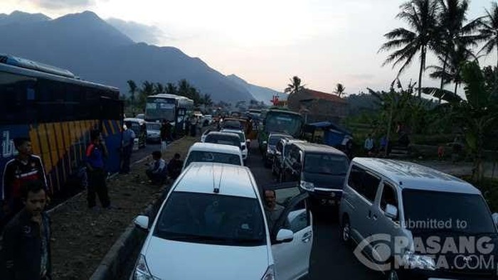 Tips menghindari stres saat terjebak kemacetan. Foto: Irfan (pasangmata.com) Tips menghindari stres saat terjebak kemacetan. Foto: Irfan (pasangmata.com)