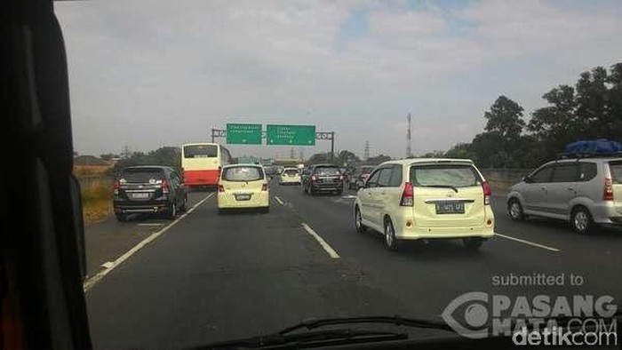 Puncak Arus Mudik, Tol Cikampek Menuju Cikopo Merayap Mulai KM 27