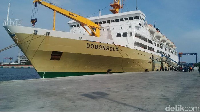 Lagi, Pelni Angkut Pemudik Motor dengan KM Dobonsolo ke Semarang