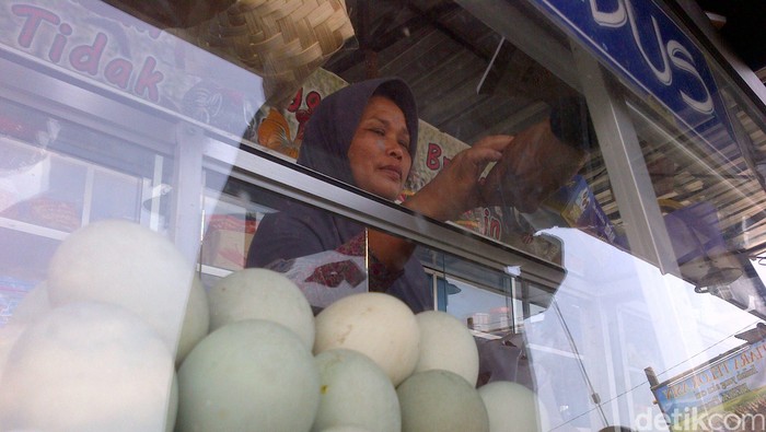 Pedagang Telur Asin di Brebes Mengeluh Omzetnya Turun karena Tol Darurat