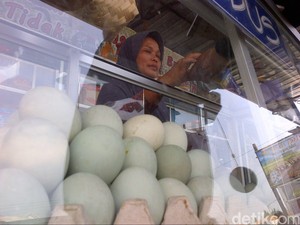 Pedagang Telur Asin di Brebes Mengeluh Omzetnya Turun karena Tol Darurat