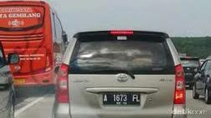 Siang Ini Tol Cipali Padat, Laju Kendaraan Tersendat