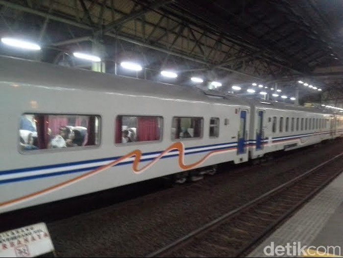 H-2 Lebaran Malam, Jadwal Beberapa KA di Stasiun Gambir Ngaret