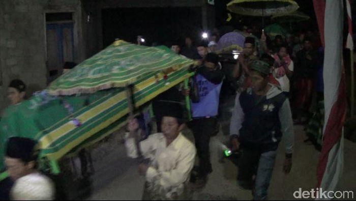 Jerit Tangis Warnai Pemakaman 3 Korban Kecelakaan Bus Rukun Sayur