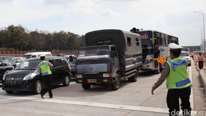 Truk Dilarang Lewat Tol Cipali dan Pajagan, Dialihkan ke Pantura