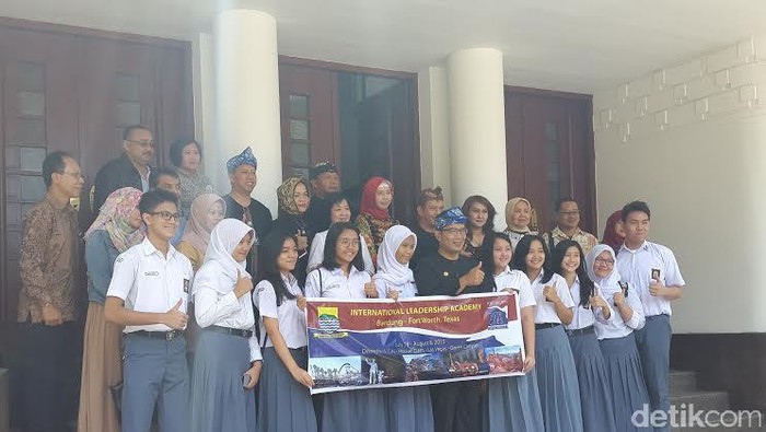 Ridwan Kamil Lepas 10 Siswa SMA ke Amerika Serikat