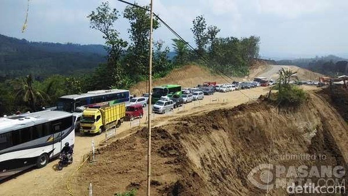 Macet dan Bahaya Jurang di Jalanan Berdebu Ciregol Jawa Tengah