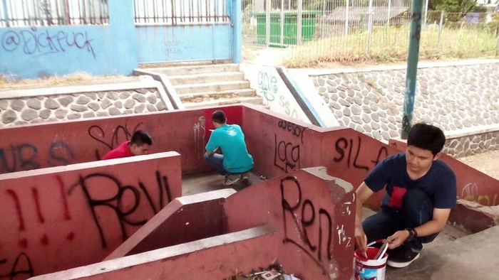 Anak Muda Bogor Bersihkan Panggung GOR Padjajaran Dari Vandalisme
