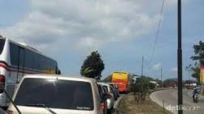 Jalur Selatan Mulai Diserbu Pemudik, Jalan Raya Bandung-Garut Macet
