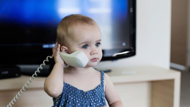 Ilustrasi seorang anak yang sedang memainkan telepon dan mendengar suara