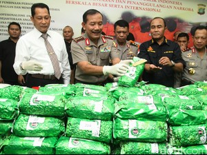 Kabareskrim Beri Penghargaan ke Anggotanya yang Berprestasi Ungkap Narkoba