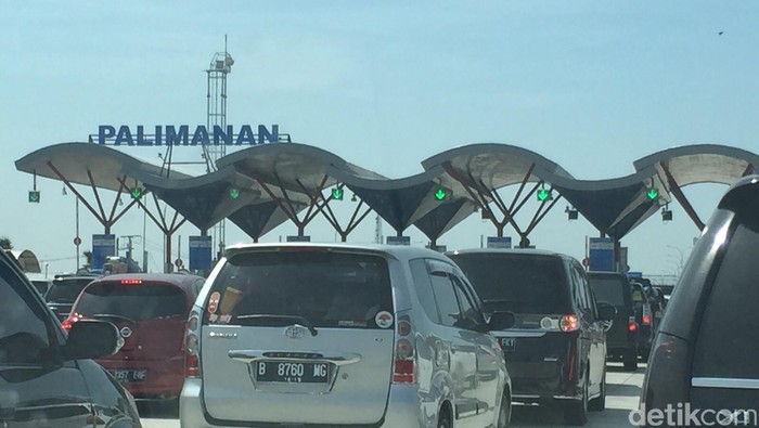 Antrean Gerbang Tol Palimanan Sepanjang 12 Kilometer