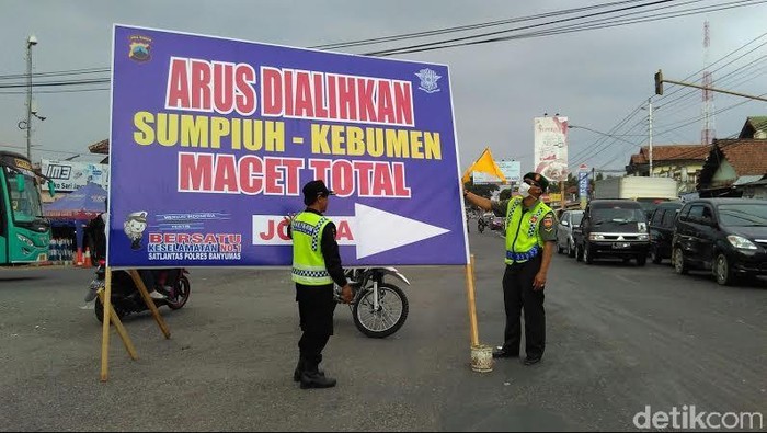 Jalur Selatan Macet Parah, Polisi Berlakukan Sistem Buka Tutup