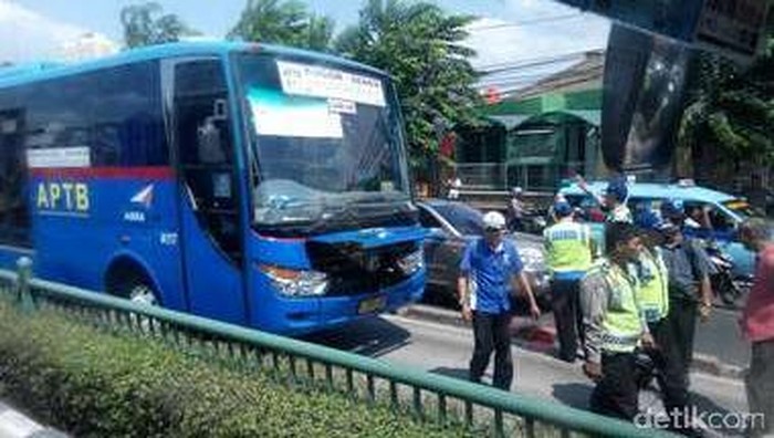 Bocah yang Tertabrak APTB di Cawang Luka-luka, Dilarikan ke RS UKI