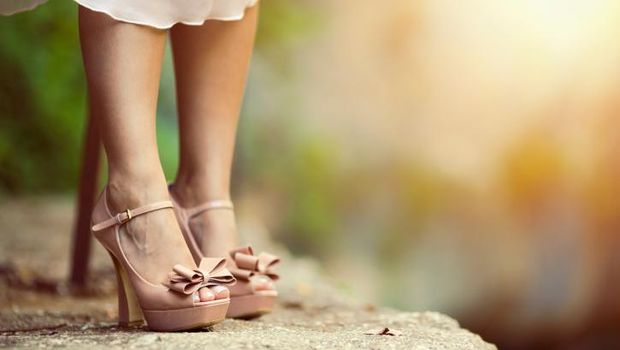 Ilustrasi seorang wanita yang menggunakan sepatu berhak tinggi atau high heels