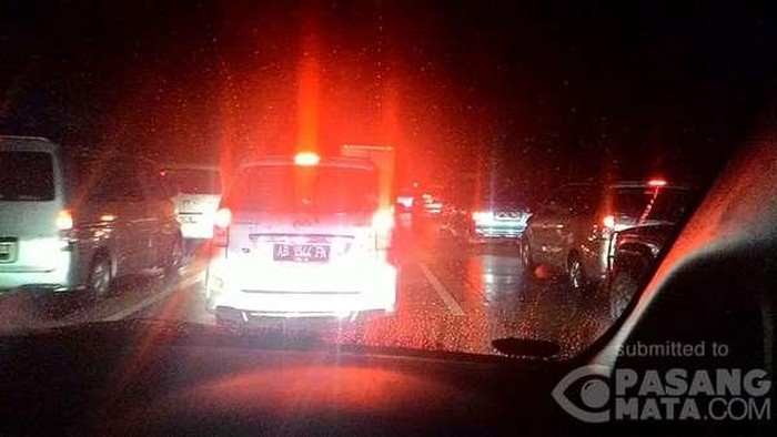 Puncak Arus Mudik, Gerbang Tol Cikopo Macet 5 KM