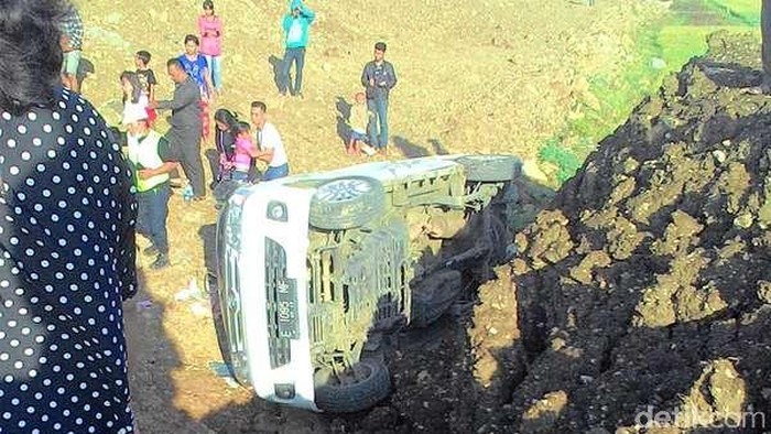 Diduga Mengantuk, Minibus Terguling di Tol Pejagan-Brebes
