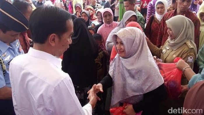 Di Aceh Barat, Jokowi Bagi-bagi Ribuan Sembako