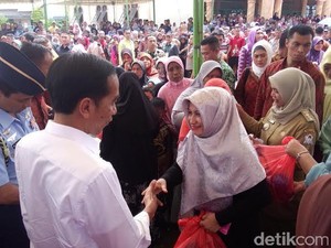 Di Aceh Barat, Jokowi Bagi-bagi Ribuan Sembako