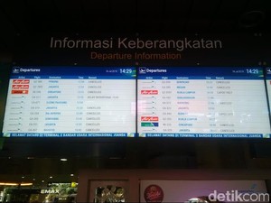 28 Penerbangan di Juanda Dibatalkan Akibat Erupsi Anak Gunung Rinjani