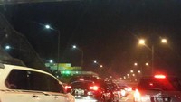 Kendaraan terjebak macet di Tol Cikampek pada 2015.