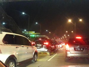 Pemudik Membludak, Rest Area Tol Cikampek Berlakukan Buka Tutup