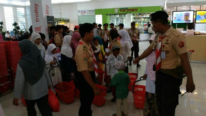 Kisah Pramuka Ajak Anak Yatim Belanja Lebaran di Mall