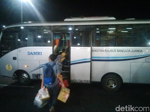 Penumpang Tinggalkan Bandara Juanda dan Beralih Moda Transportasi Darat