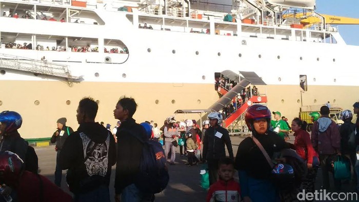 Pintu Keluar Cuma Satu, Pemudik Berdesakan Keluar dari Kapal