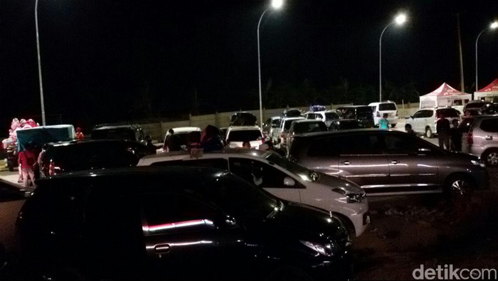 Rest Area di Tol Cipali Menuju Palimanan Dipadati Pemudik