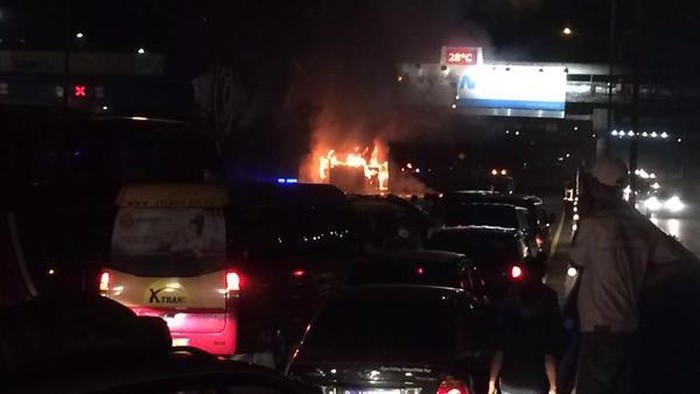Ada Bus Terbakar, Tol Cawang ke Pondok Gede Dialihkan Lewat Jatiwaringin