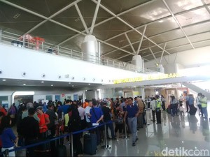37 Penerbangan Dibatalkan, Bandara Juanda Masih Ditutup