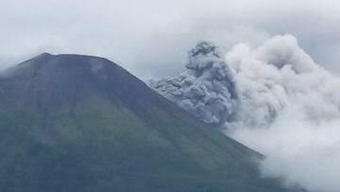 Gamalama Meletus, Bandara Sultan Babullah Ditutup Hingga Pukul 22.00 WIT