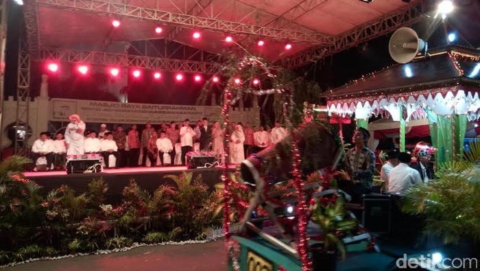 Bismillah! Jokowi Pukul Bedug Tanda Dimulainya Takbir Akbar di Banda Aceh