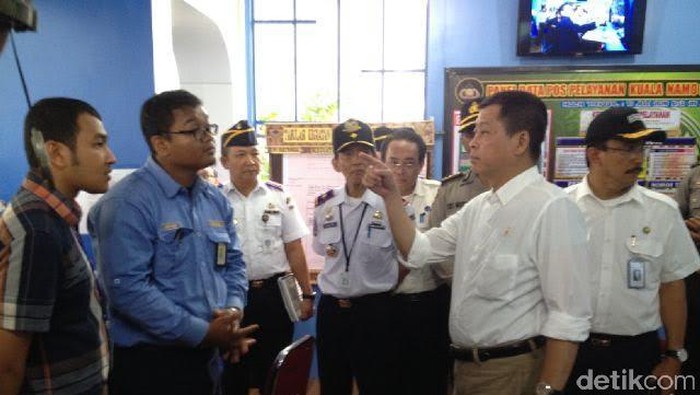 Jelang Lebaran, Menhub Jonan Blusukan di Bandara Kualanamu