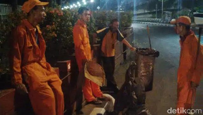 Kisah Para Pahlawan di Malam Takbiran: Petugas Kebersihan!