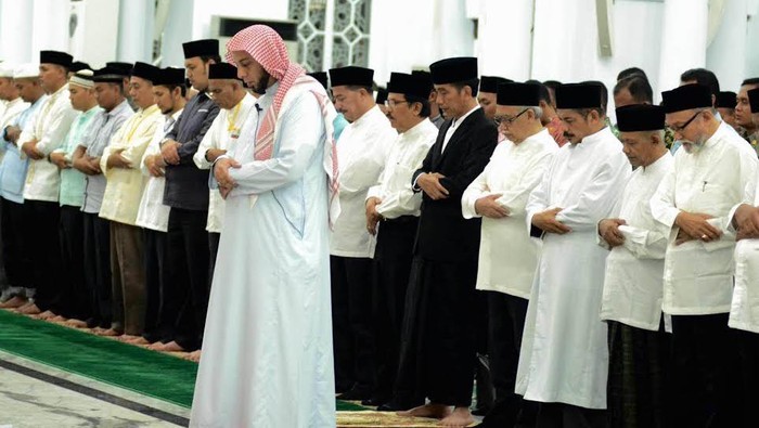 Momen Jokowi di Masjid Baiturrahman, Salat Isya Hingga Pukul Bedug Buka Takbir Akbar