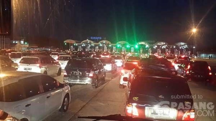 Begini Kondisi Gerbang Cikopo Malam ini, Ada Antrean