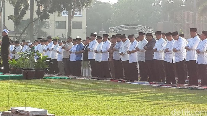 Kapolri, Komjen BG dan Komjen Buwas Salat Id di Lapangan Bhayangkara